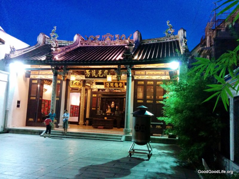 The courtyard at Han Chiang Ancestral Temple/ Teochew Association