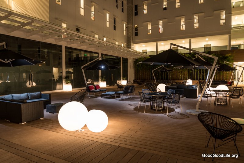 Tune Hotel klia2 - Courtyard at night