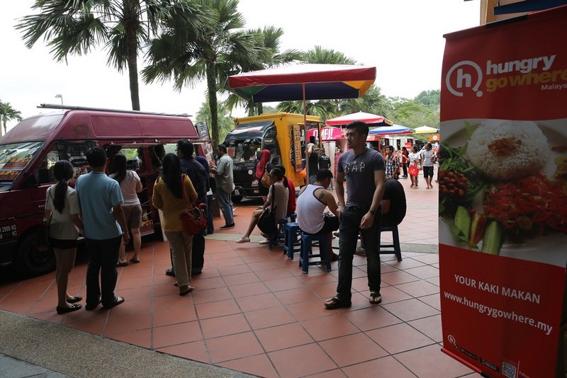  'HungryGoWhere Turns One - A Food Truck Fiesta' which was held in celebration of the online food guide's 1st anniversary, drew a crowd of over 3000 people and 12 food trucks to the Curve.