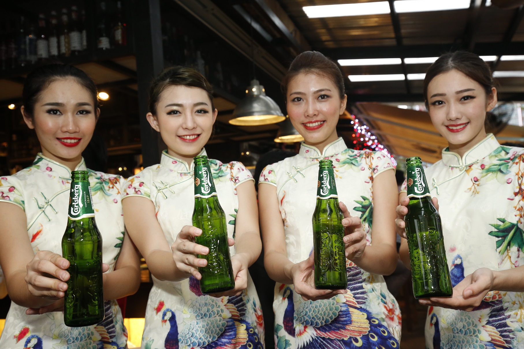Consumers enjoyed the smooth taste of ice-cold Carlsberg throughout the evening. 