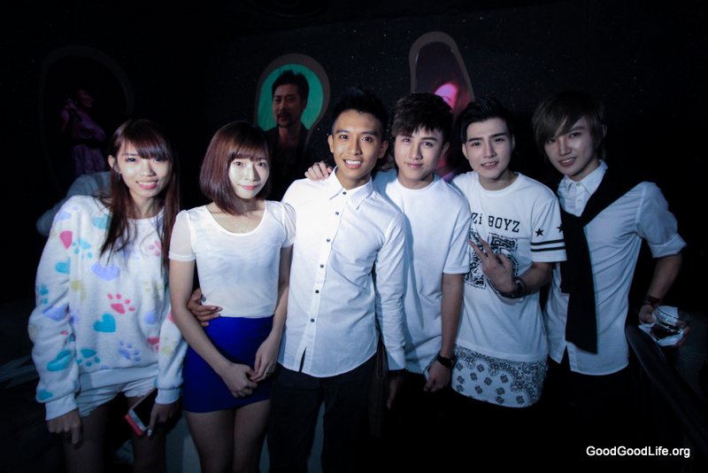 Party-goers in their best white outfits at Soju Sunway's 2nd Anniversary Celebration party themed White Sensation.