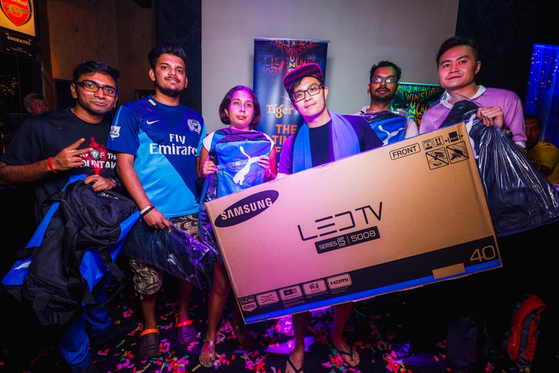  Consolation prize winners and Ng Chee Wee (4th from left) striking a pose after the prize giving ceremony during Tiger FC viewing party at Gridiron, Bangsar