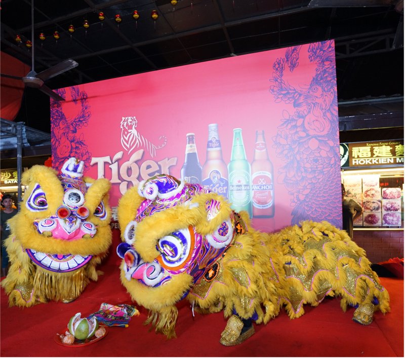 4.Lion dance performance to mark the commencement of Tiger Beer’s “Abundance of Prosperity” consumer event at Kepong Food Court.