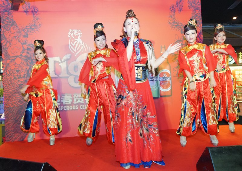 5.Performance by Xiao Tian Tian entertained patrons of Kepong Food Court during Tiger Beer’s “Abundance of Prosperity” consumer event.