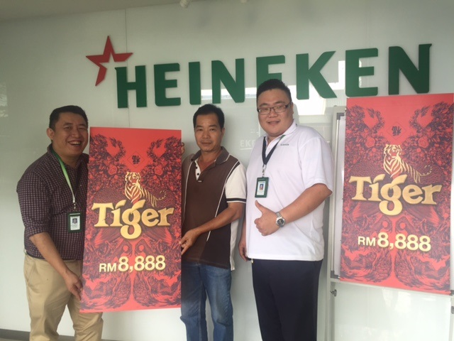 Winner from Gelugor Tan Peng Chong flanked by with Regional Sales Manager Heineken Malaysia Kenny Khoo and Senior Sales Representative Heineken Malaysia Garry Wong.