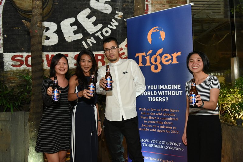 From left- Selene Ong, Brand Manager of Tiger Beer, Jessie Chuah, Marketing Manager of Tiger Beer, visual artist Kenji Chai and Joyce Lim, Senior Brand Manager of Tiger Beer