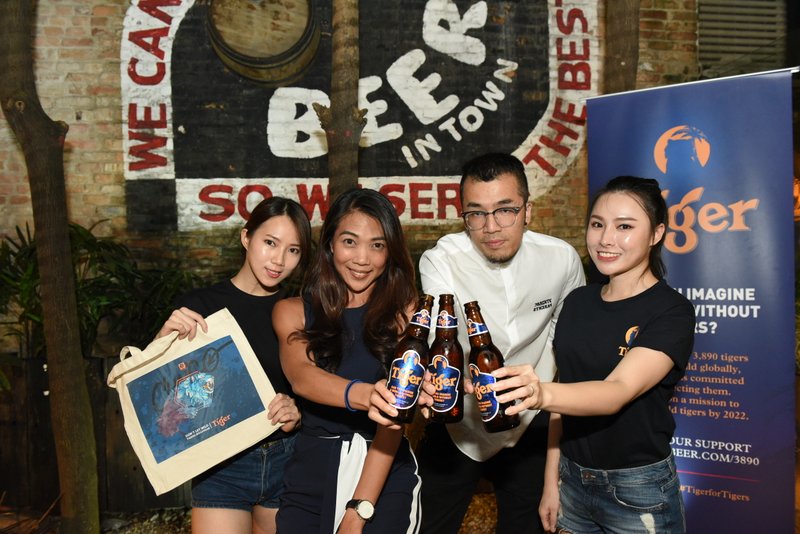 Second from left- Jessie Chuah, Marketing Manager of Tiger Beer and visual artist Kenji Chai