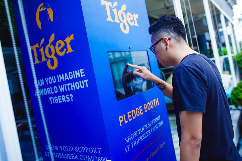 Guest taking a pledge against illegal tiger trade during 3890Tigers campaign finale on Global Tiger Day