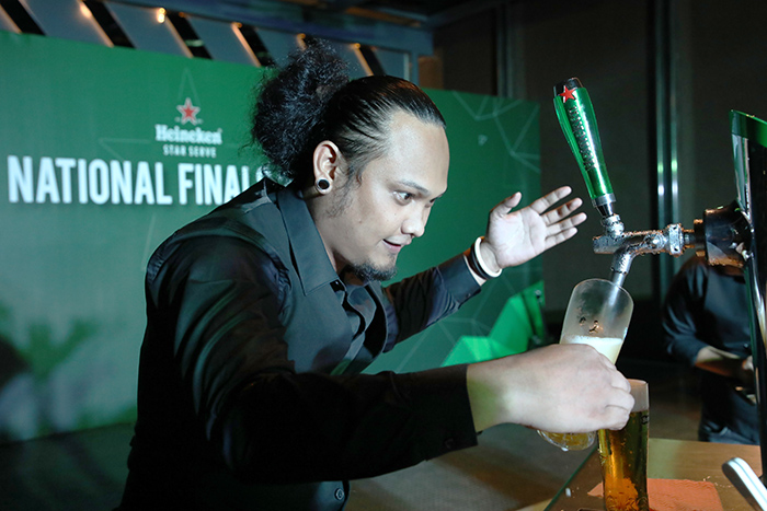 Daimler Kenn Cagas delivering the Heineken® 5-step Perfect Pour during the tie-breaker round of the Heineken® Star Serve National Finals 2017.