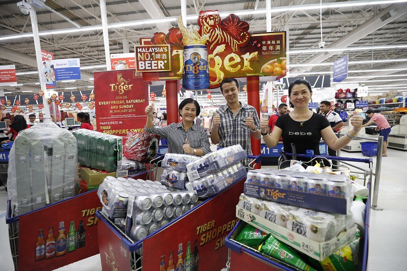 L-R Liew Nyuk Foong, Chua Ming Teck and Ng Poh Gaik, Tiger Shopper Sweep Grand Prize Winners